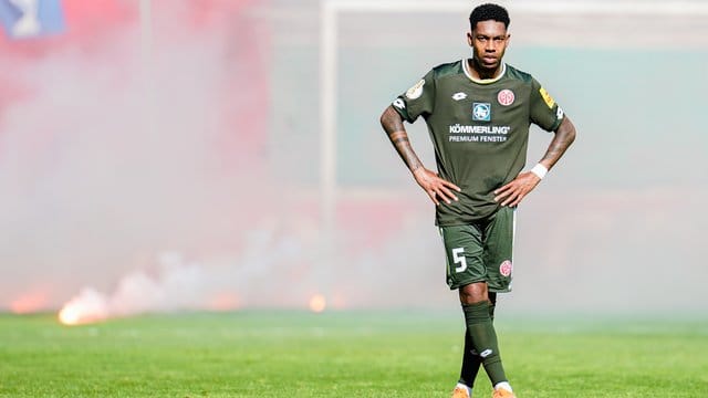Nach dem Erstrundenaus steht der Mainzer Jean-Paul Boetius enttäuscht auf dem Spielfeld. Nach dem Erstrundenaus steht der Mainzer Jean-Paul Boetius enttäuscht auf dem Spielfeld.