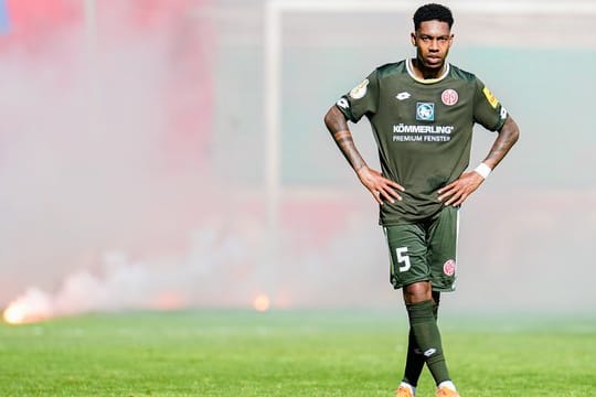 Nach dem Erstrundenaus steht der Mainzer Jean-Paul Boetius enttäuscht auf dem Spielfeld.