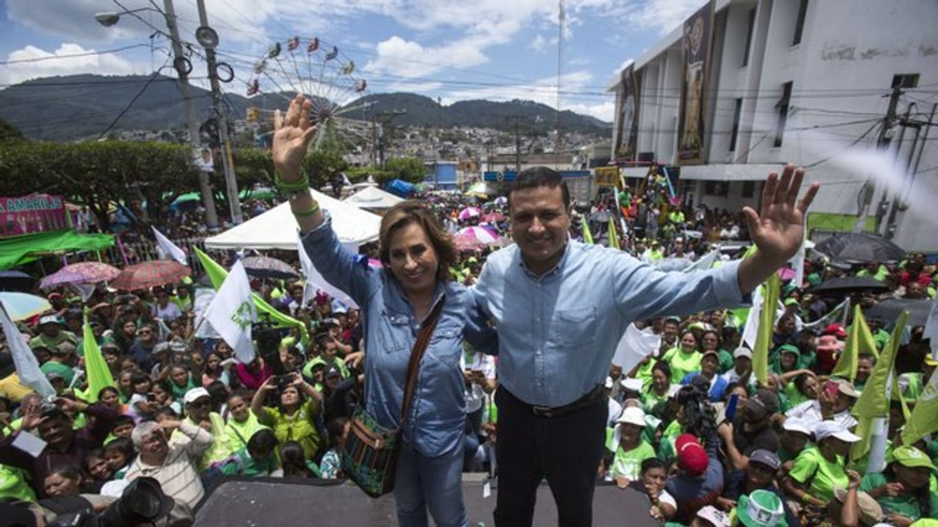 Sandra Torres (l), Präsidentschaftskandidatin der Nationalen Union der Hoffnung, und Carlos Raul Morales (r), Kandidat für die Vizepräsidentschaft.