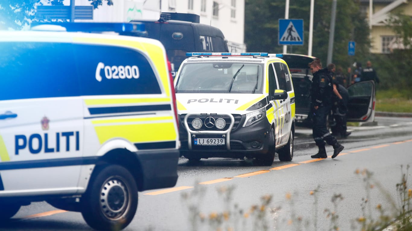 Norwegen: Polizisten vor der angegriffenen Moschee.