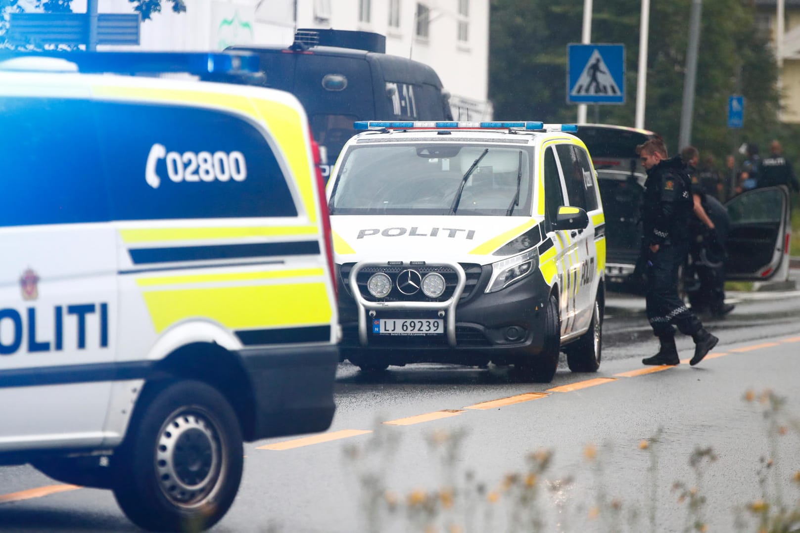 Norwegen: Polizisten vor der angegriffenen Moschee.