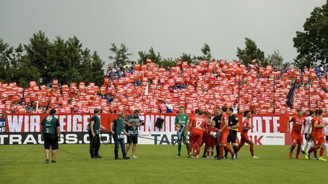 Rote für Tönnies: Die Schalke-Fans äußern in Drochtersen ihren Unmut über Vereinsboss Clemens Tönnies. Rote für Tönnies: Die Schalke-Fans äußern in Drochtersen ihren Unmut über Vereinsboss Clemens Tönnies.