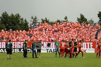 Rote für Tönnies: Die Schalke-Fans äußern in Drochtersen ihren Unmut über Vereinsboss Clemens Tönnies.