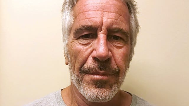 Der wegen Missbrauchs minderjähriger Mädchen angeklagte US-Unternehmer Jeffrey Epstein hat sich in einem Gefängnis in New York umgebracht. Der wegen Missbrauchs minderjähriger Mädchen angeklagte US-Unternehmer Jeffrey Epstein hat sich in einem Gefängnis in New York umgebracht.