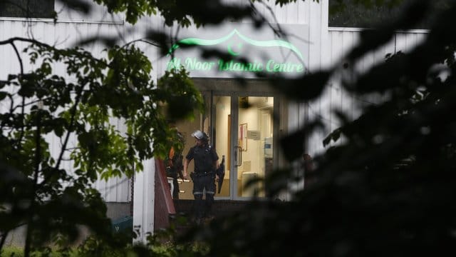 Ein Polizist verlässt das Al-Noor Islamic Centre bei Oslo.