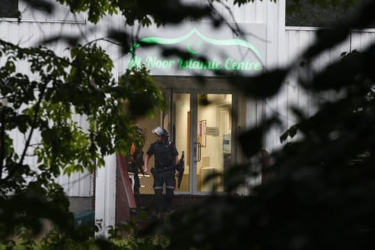 Ein Polizist verlässt das Al-Noor Islamic Centre bei Oslo.