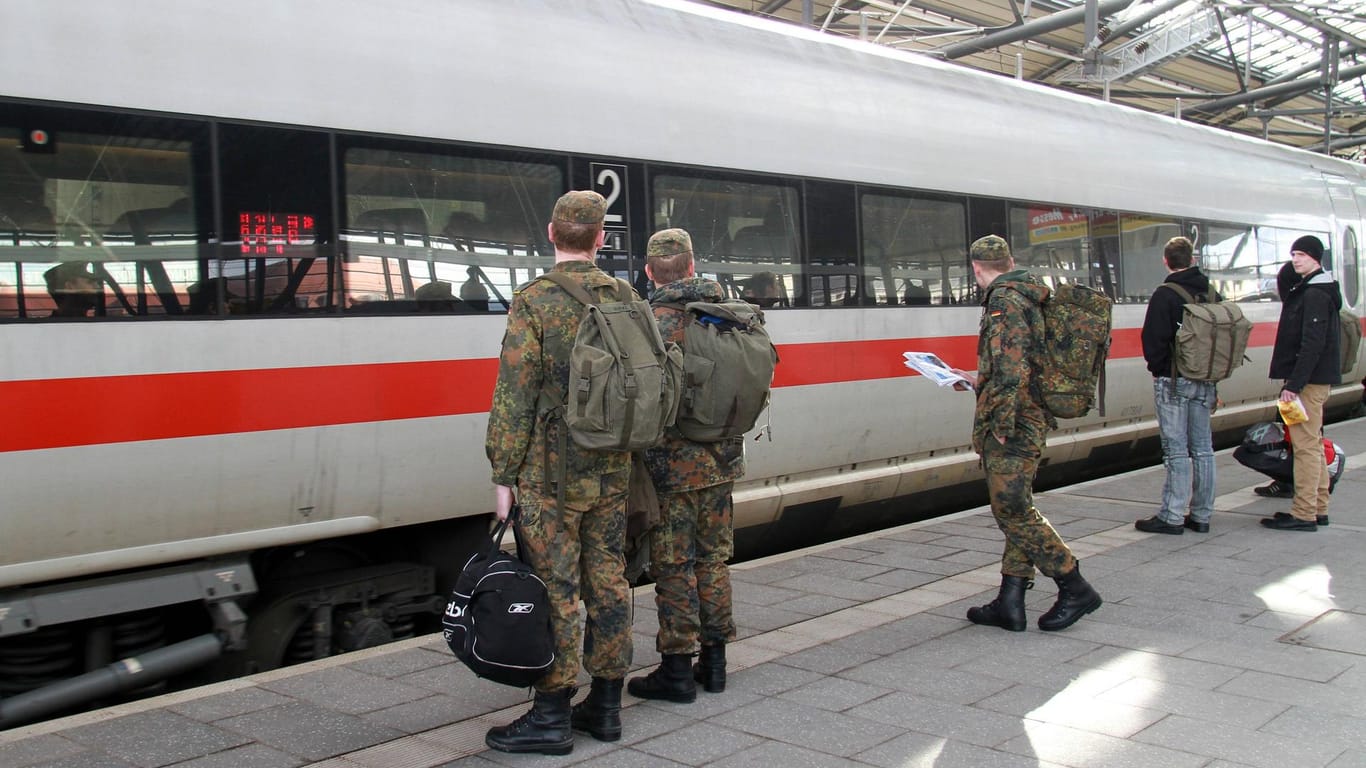 Soldaten an einem Bahnhof: Nach dem Willen der Verteidigungsministerin sollen sie künftig auf Kosten der Bundeswehr Bahn fahren dürfen.