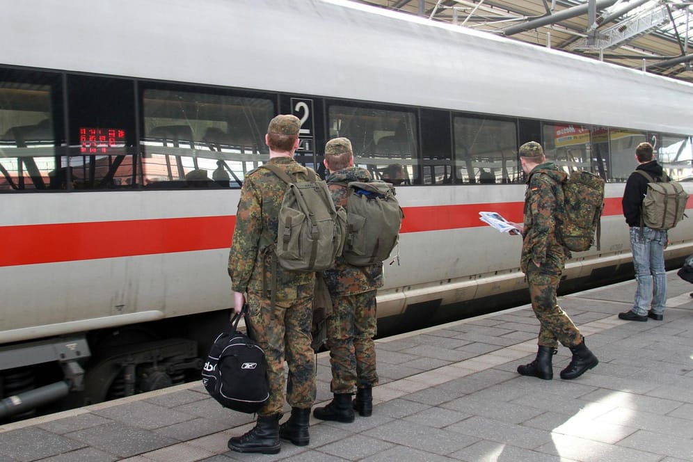 Soldaten an einem Bahnhof: Nach dem Willen der Verteidigungsministerin sollen sie künftig auf Kosten der Bundeswehr Bahn fahren dürfen.