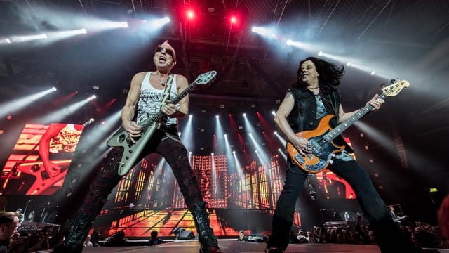 Die Scorpions um Gründer Rudolf Schenker (l) spielen in Stuttgart.