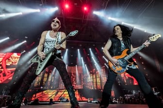 Die Scorpions um Gründer Rudolf Schenker (l) spielen in Stuttgart.