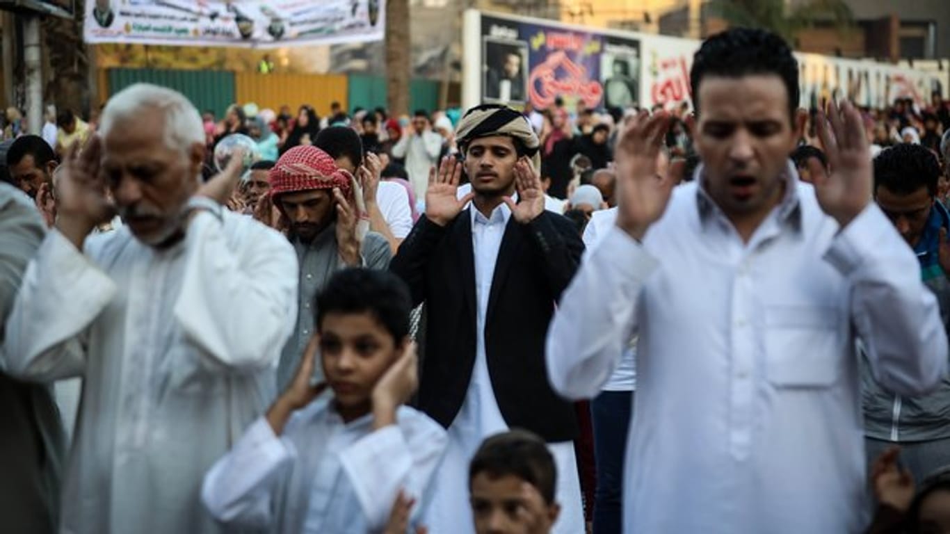 Am ersten Tag des Opferfests versammeln sich Muslime zu einem besonderen Gebet - so wie hier in Kairo.