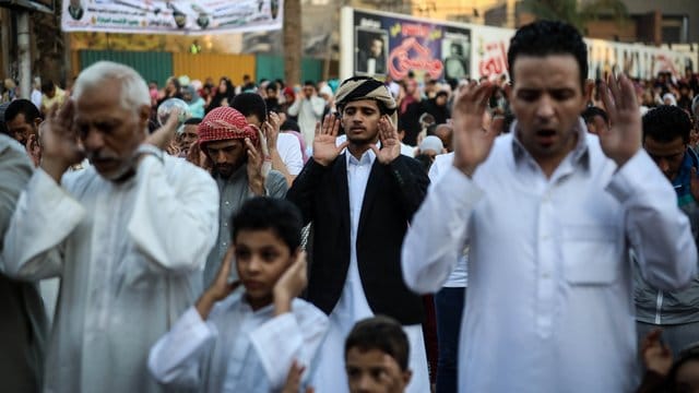 Am ersten Tag des Opferfests versammeln sich Muslime zu einem besonderen Gebet - so wie hier in Kairo.