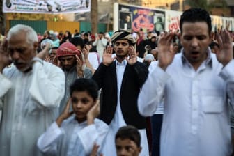 Am ersten Tag des Opferfests versammeln sich Muslime zu einem besonderen Gebet - so wie hier in Kairo.