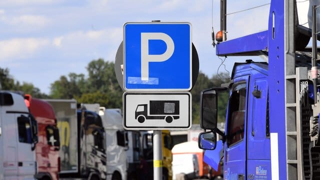 Lastwagen-Parkplätze an der Autobahn 5 bei Karlsruhe.