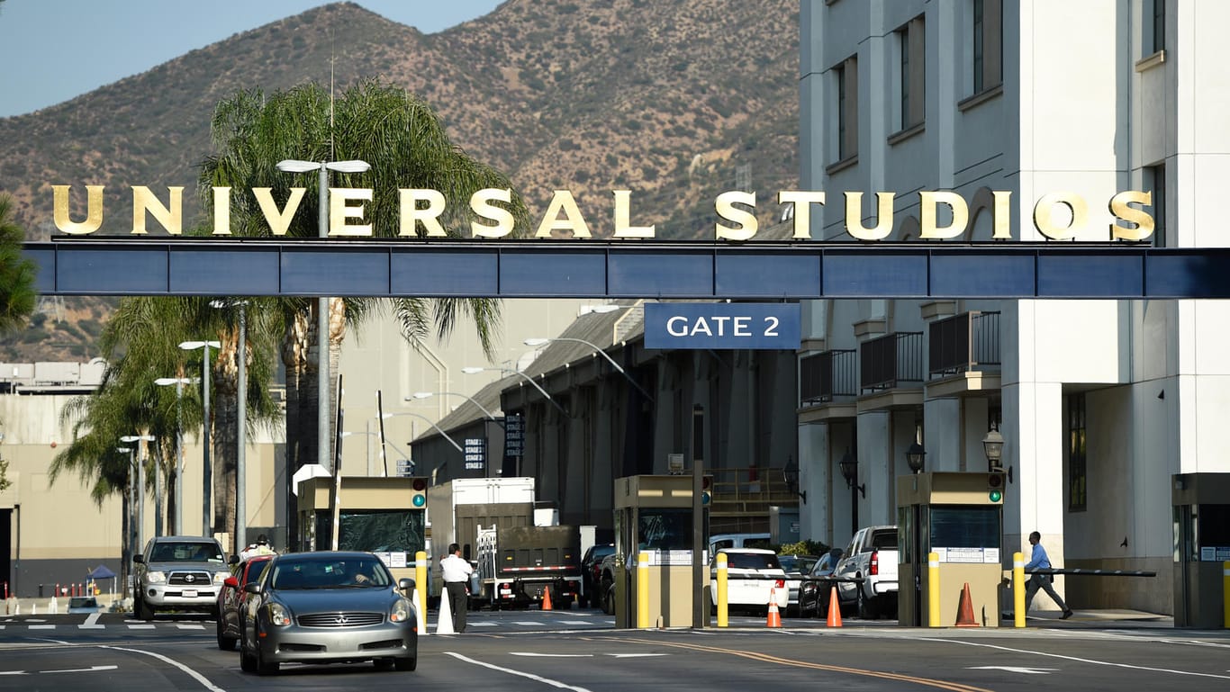 Eine Einfahrt zu den Universal Studios: Das Unternehmen sagt den Kinostart einer neuen Sozialsatire für unbestimmte Zeit ab.