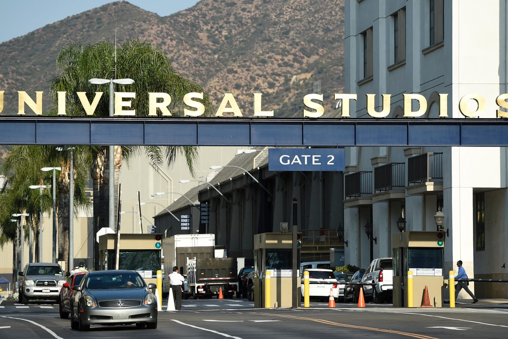 Eine Einfahrt zu den Universal Studios: Das Unternehmen sagt den Kinostart einer neuen Sozialsatire für unbestimmte Zeit ab.