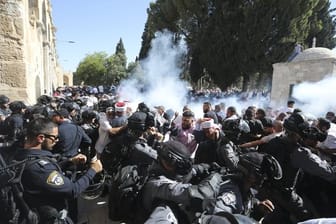 Auf dem Tempelberg kommt es zu Zusammenstößen zwischen israelische Polizisten und Muslimen.