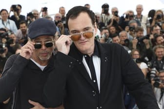 Brad Pitt (l), Schauspieler aus den USA, und Quentin Tarantino (r), Regisseur aus den USA, werbenfür ihren neuen Film.