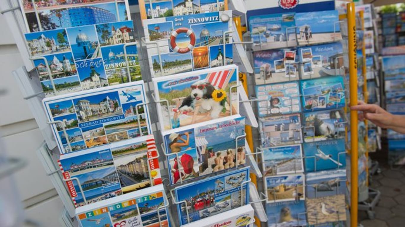 Setzt man die Zahl der versendeten Postkarten ins Verhältnis zur Zahl der Bundesbürger, schickte 2018 im Schnitt jeder Mensch in Deutschland knapp zwei Postkarten los.