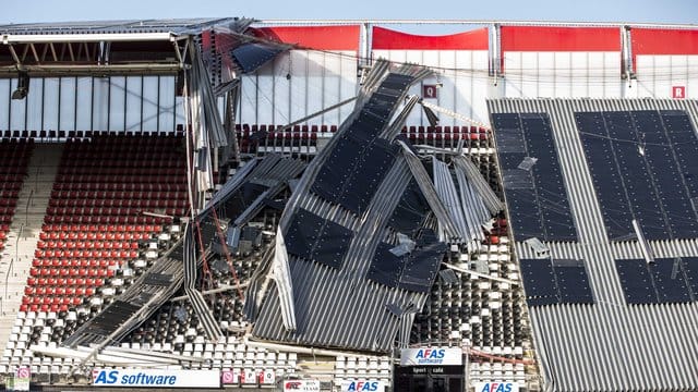 Das eingestürzte Dach liegt auf den Tribünen. Das eingestürzte Dach liegt auf den Tribünen.