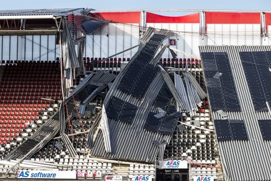 Das eingestürzte Dach liegt auf den Tribünen.