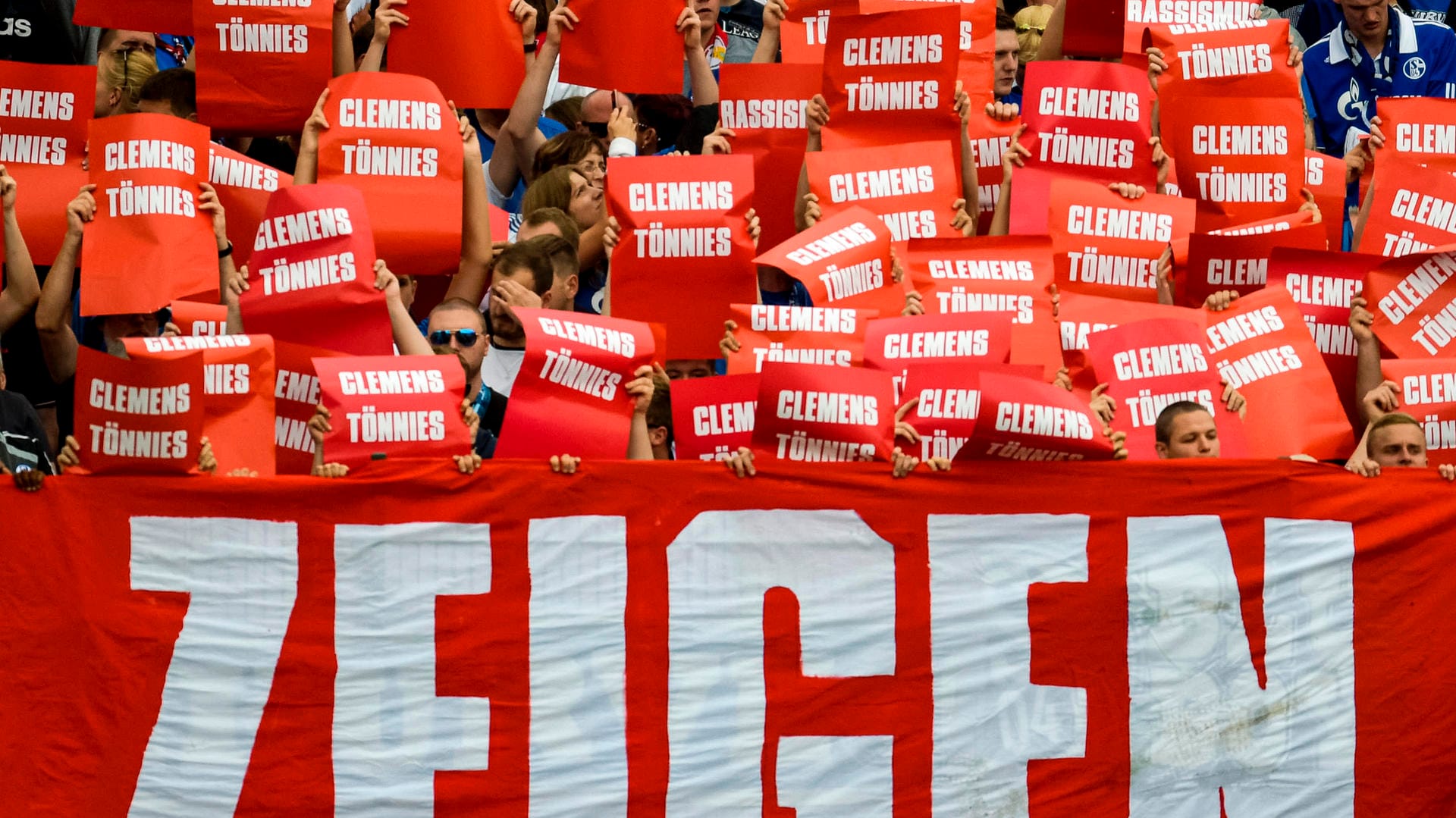 Protest: Schalker Fans zeigen Clemens Tönnies symbolisch die Rote Karte.