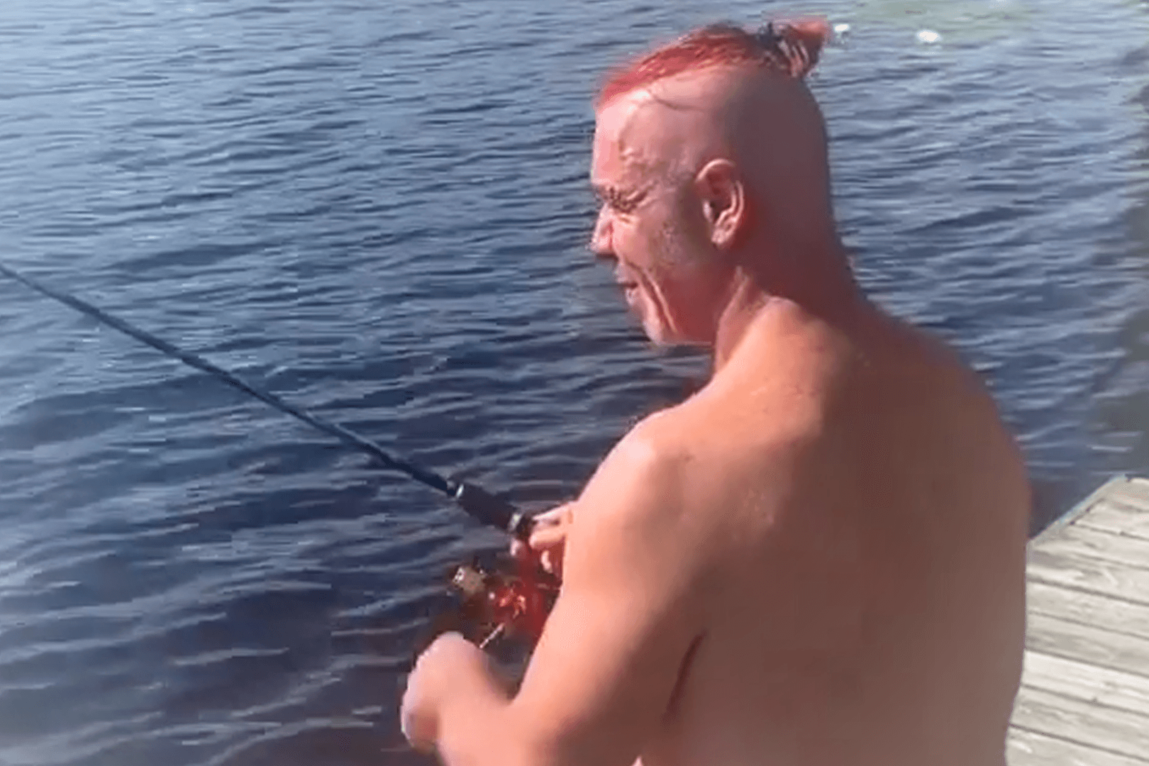 Was der wohl an der Angel hat? Till Lindemann beim Nackt-Angeln.
