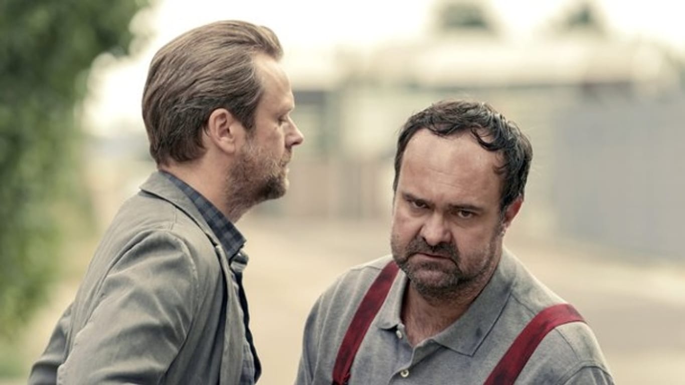 "Polizeiruf 110": Kähler (Matthias Matschke) geht mit Guido (Tom Keune) vor die Tür.