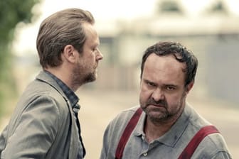 "Polizeiruf 110": Kähler (Matthias Matschke) geht mit Guido (Tom Keune) vor die Tür.