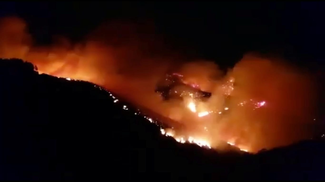 Waldbrand auf Gran Canaria: Die Feuerwehr hat den Brand noch nicht löschen können.