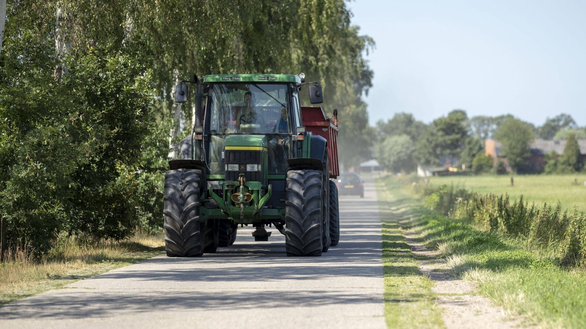 Ein Traktor mit Anhänger: Eine Probefahrt endete für einen Jungen im Krankenhaus. (Symbolbild)