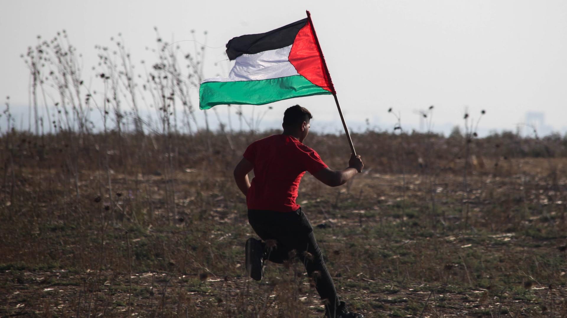 Ein Mann läuft am Gazastreifen mit einer palästinensischen Flagge: Israelische Soldaten haben einen Palästinenser erschossen. (Symbolbild)