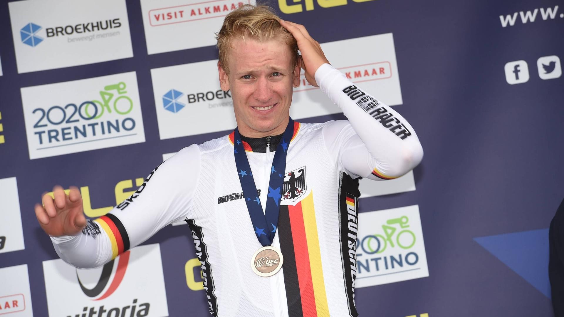 Pascal Ackermann auf dem Podium: Der Sprinter gewann Bronze für das deutsche Team.