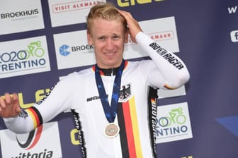 Pascal Ackermann auf dem Podium: Der Sprinter gewann Bronze für das deutsche Team.