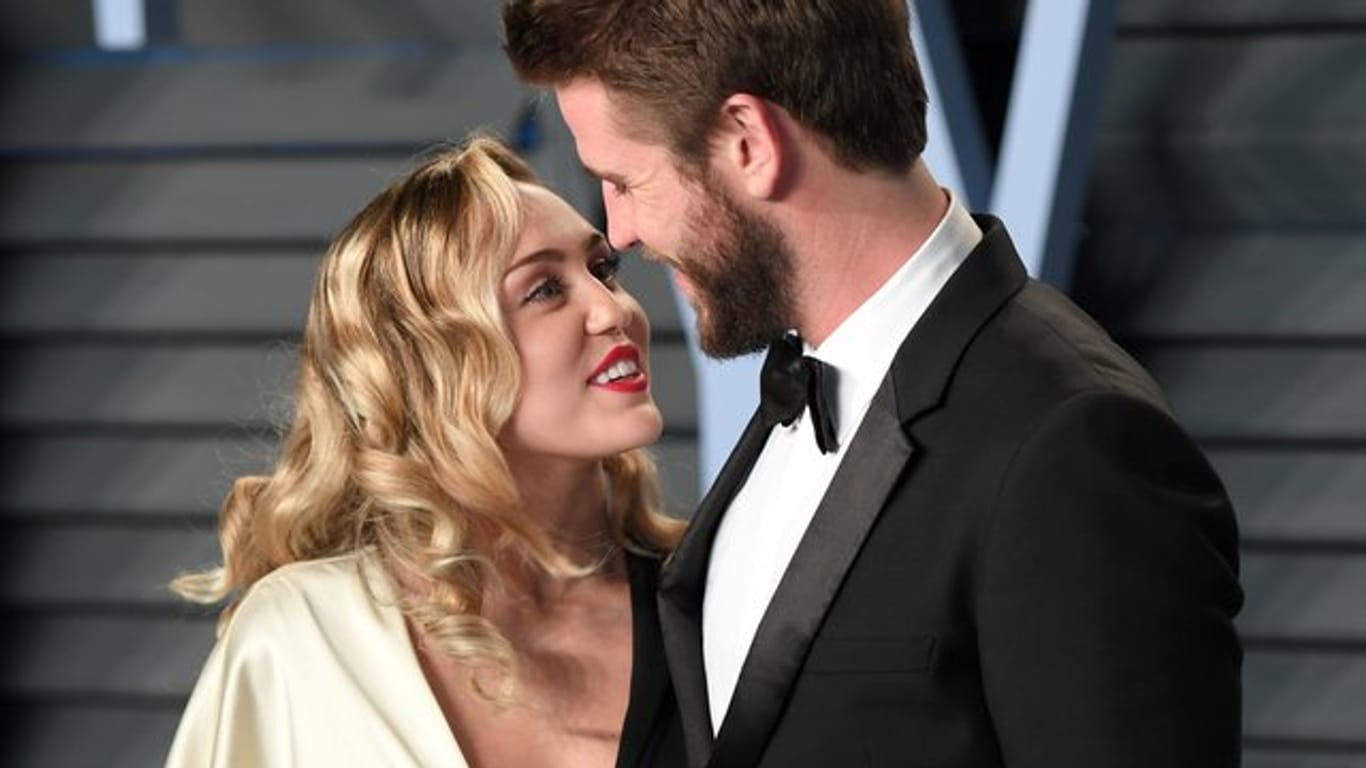 Miley Cyrus und Liam Hemsworth schauen sich tief in die Augen.