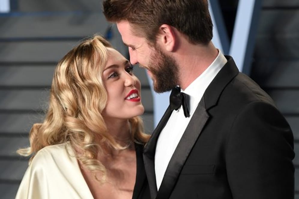 Miley Cyrus und Liam Hemsworth schauen sich tief in die Augen.