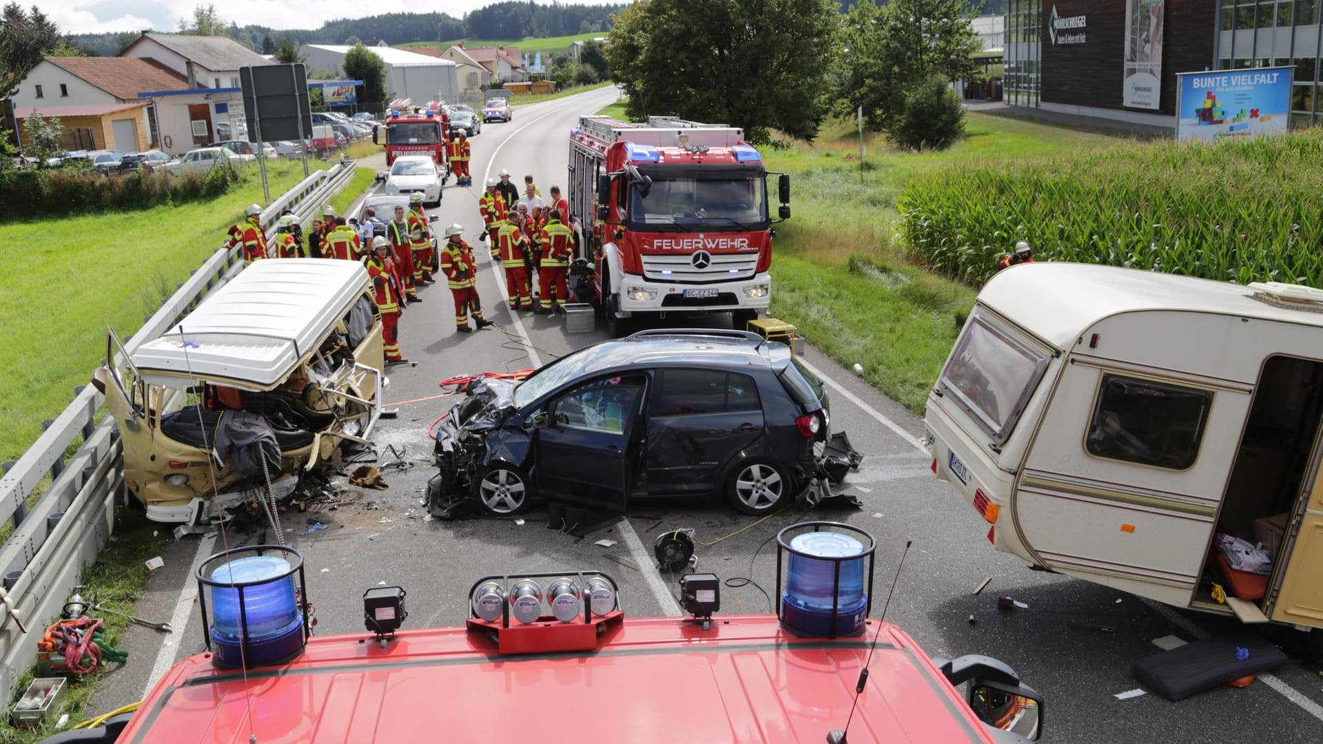 Unfall auf einer Bundesstraße: Warum der Wohnwagen und der VW-Bus zusammenstießen, ist noch unklar.