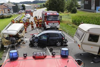 Unfall auf einer Bundesstraße: Warum der Wohnwagen und der VW-Bus zusammenstießen, ist noch unklar.