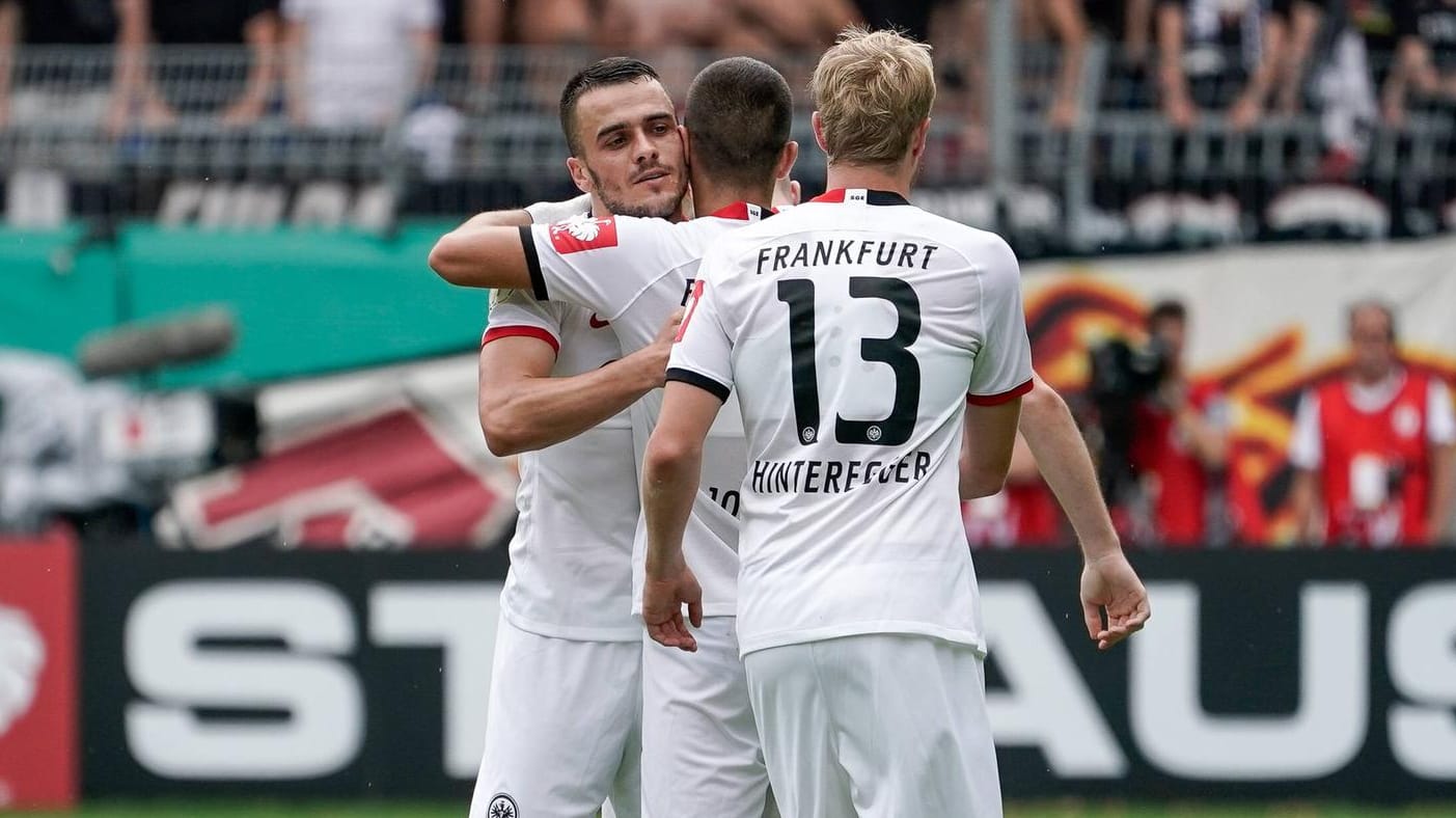 Mijat Gacinovic und Martin Hinteregger gratulieren Filip Kostic (l.) zum 2:2-Ausgleich.