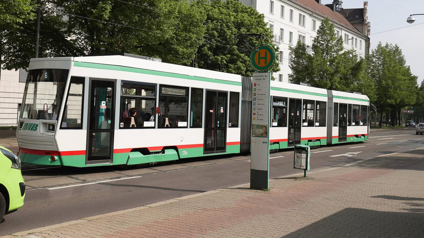 Straßenbahn in Magdeburg: Die Polizei sucht nach Randalierern, die einen Mann attackiert haben. (Archivbild)