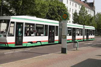 Straßenbahn in Magdeburg: Die Polizei sucht nach Randalierern, die einen Mann attackiert haben. (Archivbild)