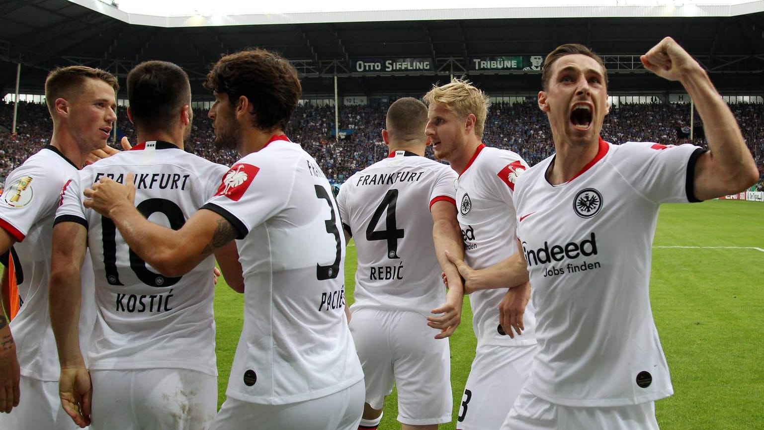 Erlösung: Dominik Kohr (r.) und seine Teamkollegen bejubeln das Tor zum 4:3.