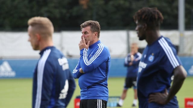 Bakery Jatta (r) steht im Hamburger Startaufgebot gegen den Chemnitzer FC. Bakery Jatta (r) steht im Hamburger Startaufgebot gegen den Chemnitzer FC.