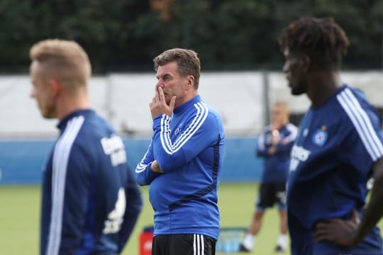 Bakery Jatta (r) steht im Hamburger Startaufgebot gegen den Chemnitzer FC.