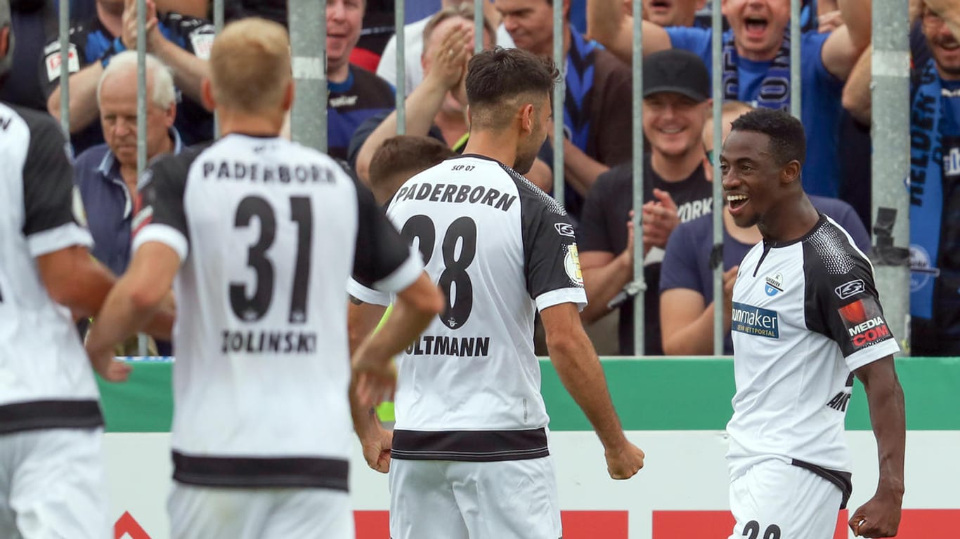 Torschütze Christopher Antwi-Adjej (r.) feiert mit seinen Mitspielern: Das 2:0 sollte dem SC Paderborn jedoch noch nicht zum Sieg reichen.