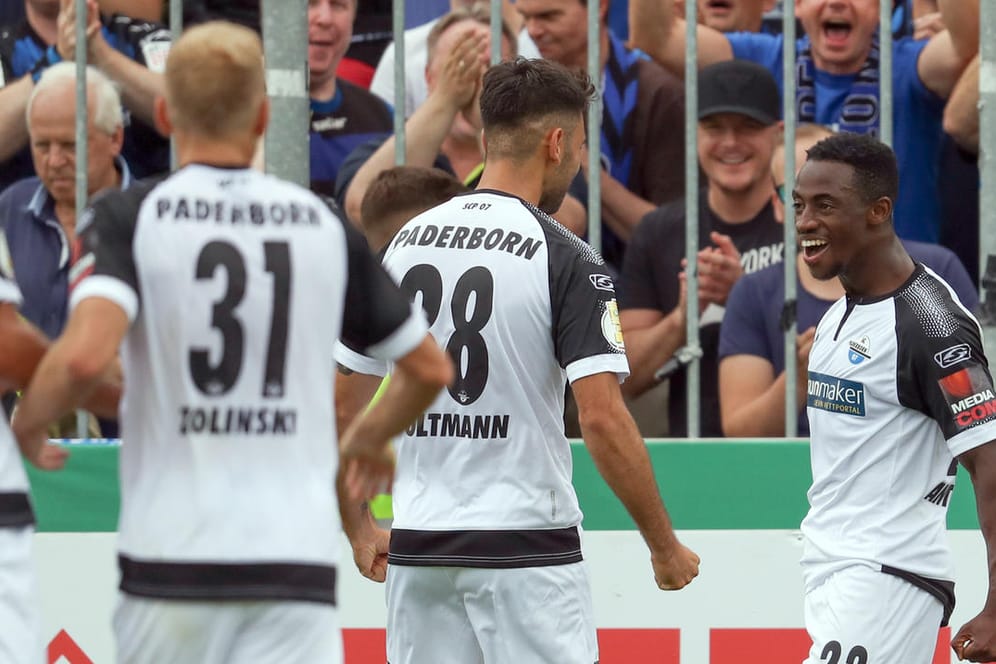 Torschütze Christopher Antwi-Adjej (r.) feiert mit seinen Mitspielern: Das 2:0 sollte dem SC Paderborn jedoch noch nicht zum Sieg reichen.