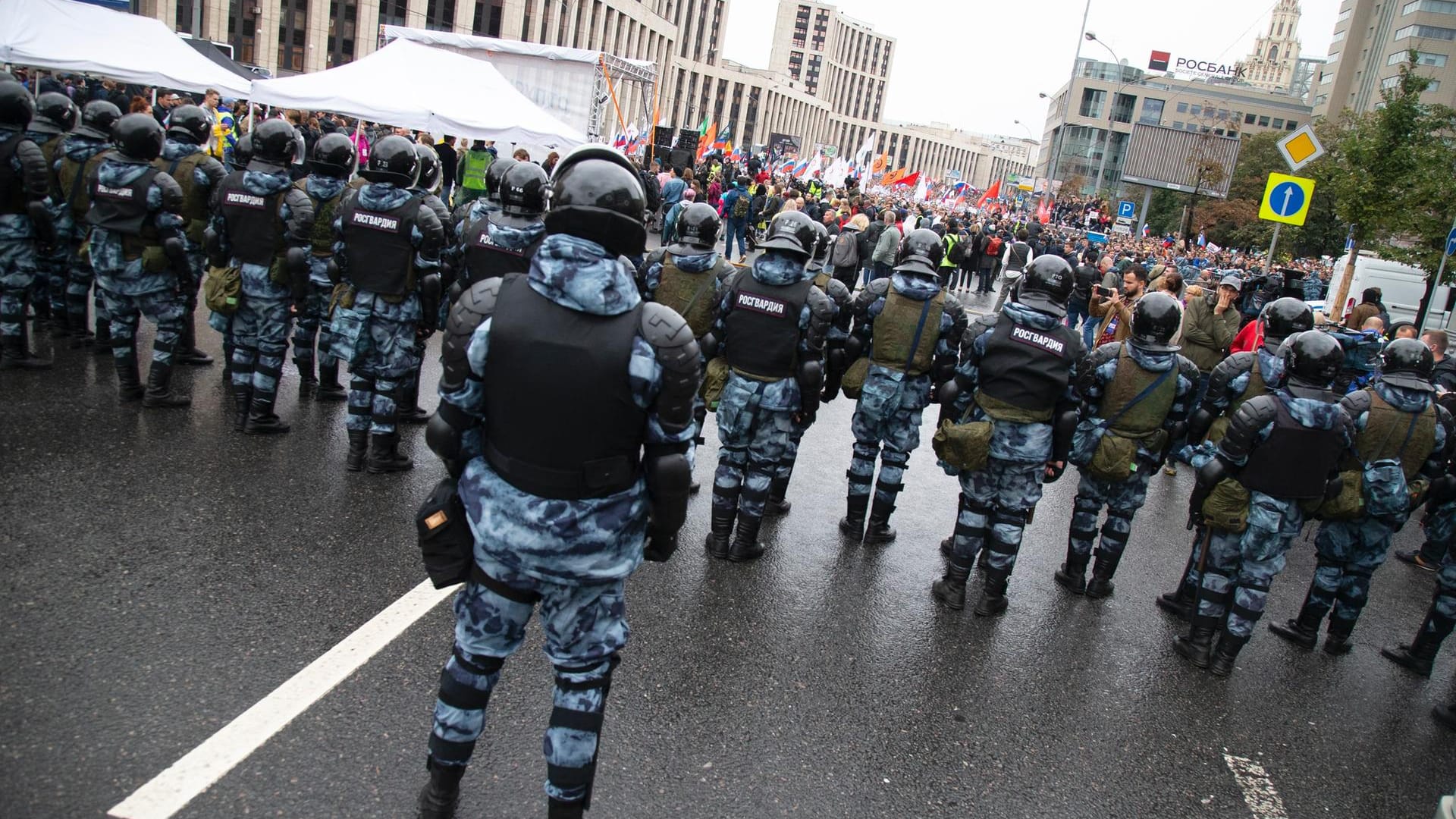 Polizisten blockieren die Straße bei einer Demonstrationen in Moskau Polizisten blockieren die Straße bei einer Demonstrationen in Moskau