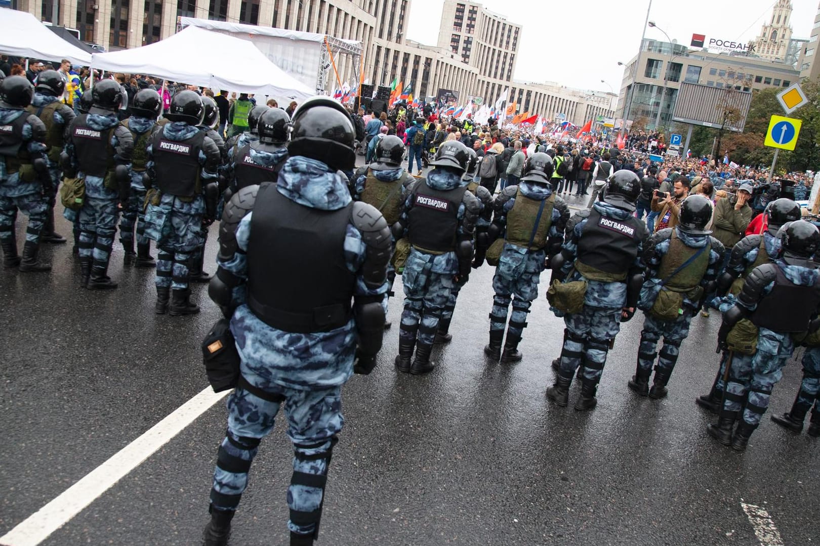 Polizisten blockieren die Straße bei einer Demonstrationen in Moskau
