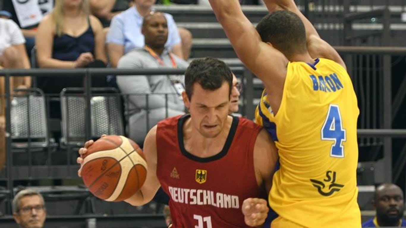 Paul Zipser (l) setzt sich gegen Schwedens Charles Barton Jr. Paul Zipser (l) setzt sich gegen Schwedens Charles Barton Jr.