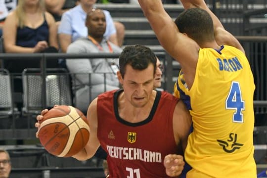 Paul Zipser (l) setzt sich gegen Schwedens Charles Barton Jr.